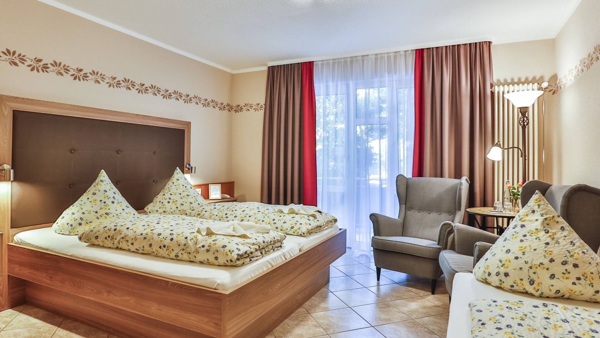 Wolfenweiler Apartment | Gemütliches Dreibettzimmer mit modernem Bad, Flachbild-TV und WLAN