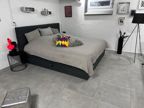 Bocholt House | Gemütliches Kellerzimmer + Bad