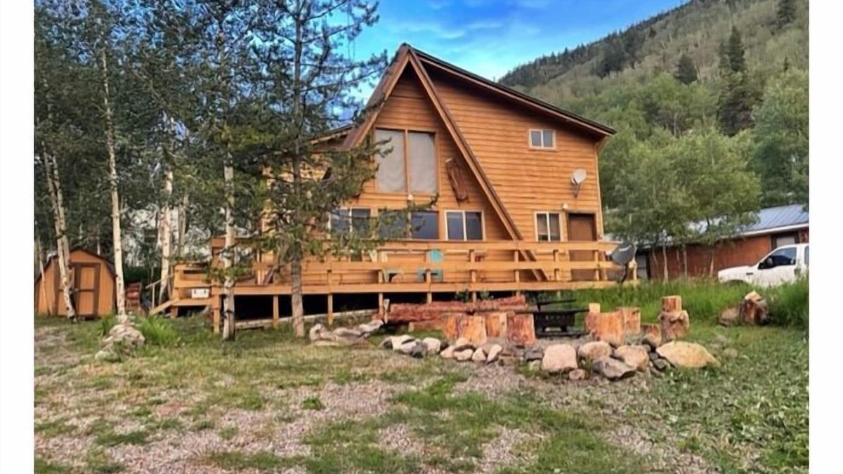 Garfield Cabin | Geno's Groovy Getaway!