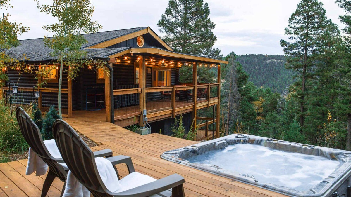 Pleasant Park Corridor Cabin | Genuine Log Cabin Retreat + Hot Tub & Covered Deck
