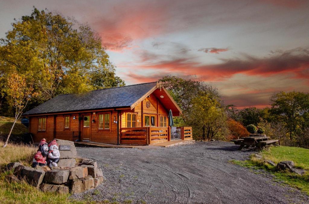 Welshpool Ski Chalet | George Cabin - Log Cabin in Wales with Hot tub