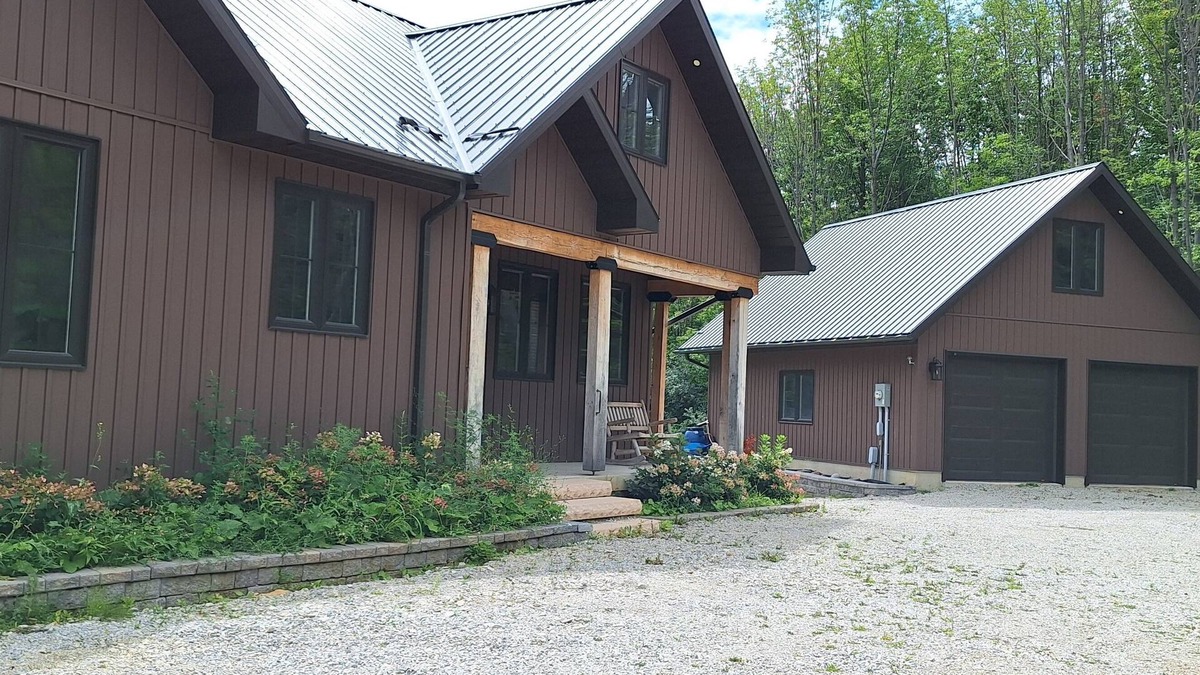 Meaford House | Georgian Bay Escape Cottage in Meaford. Cozy cottage with fireplace.