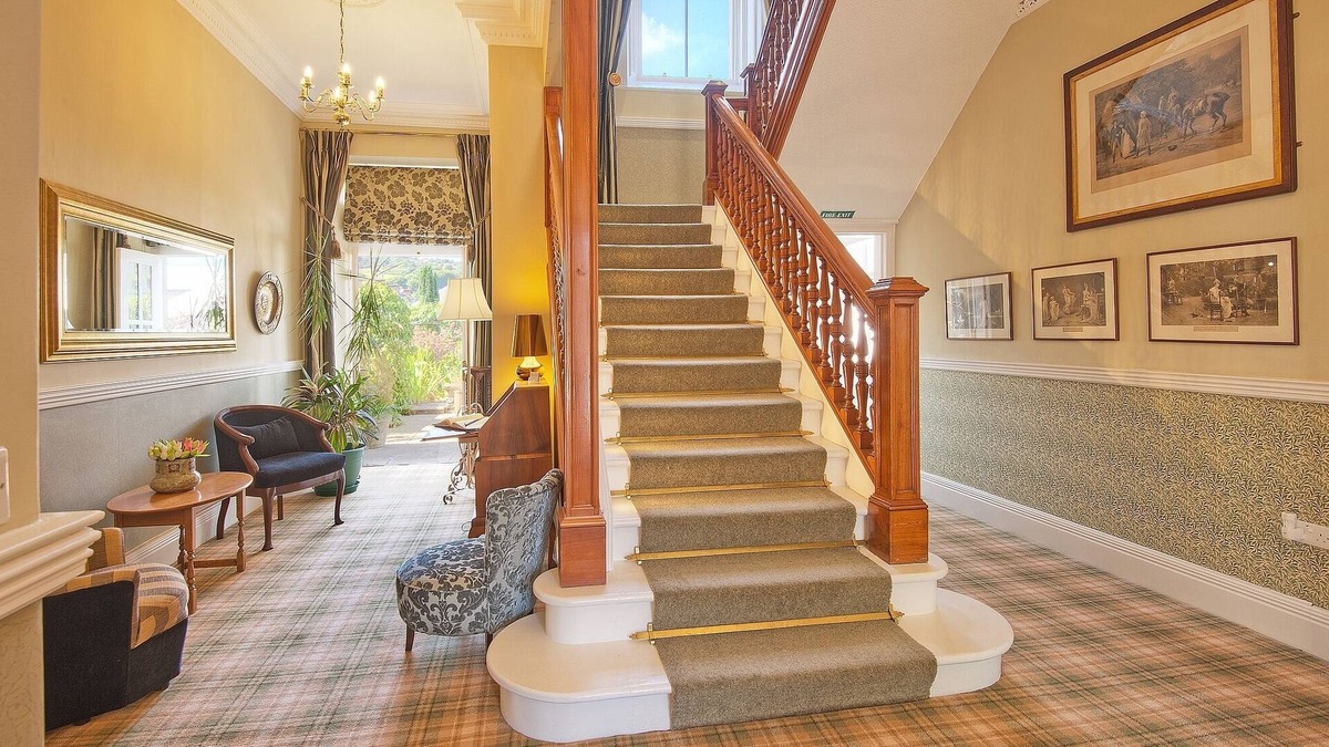 Newcastleton House | Georgian Manse, sleeps 10, 5 star, 5 bedrooms, 4 bathrooms, WIFI, dog friendly