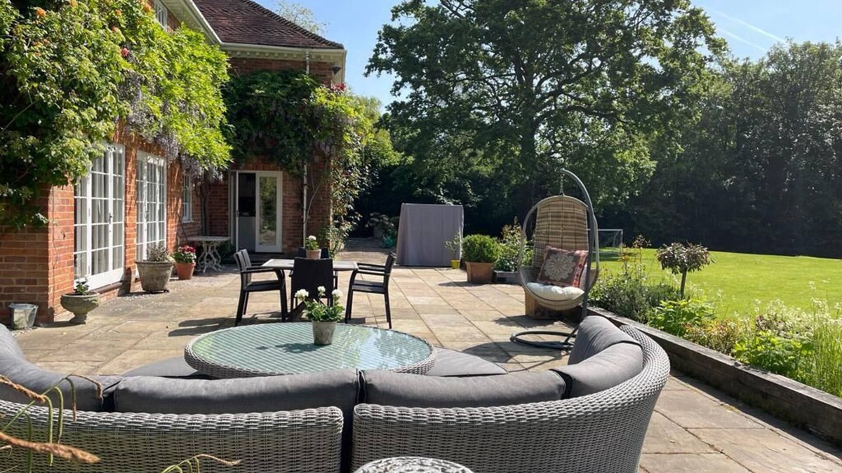 Tadley House | Georgian style country house in village