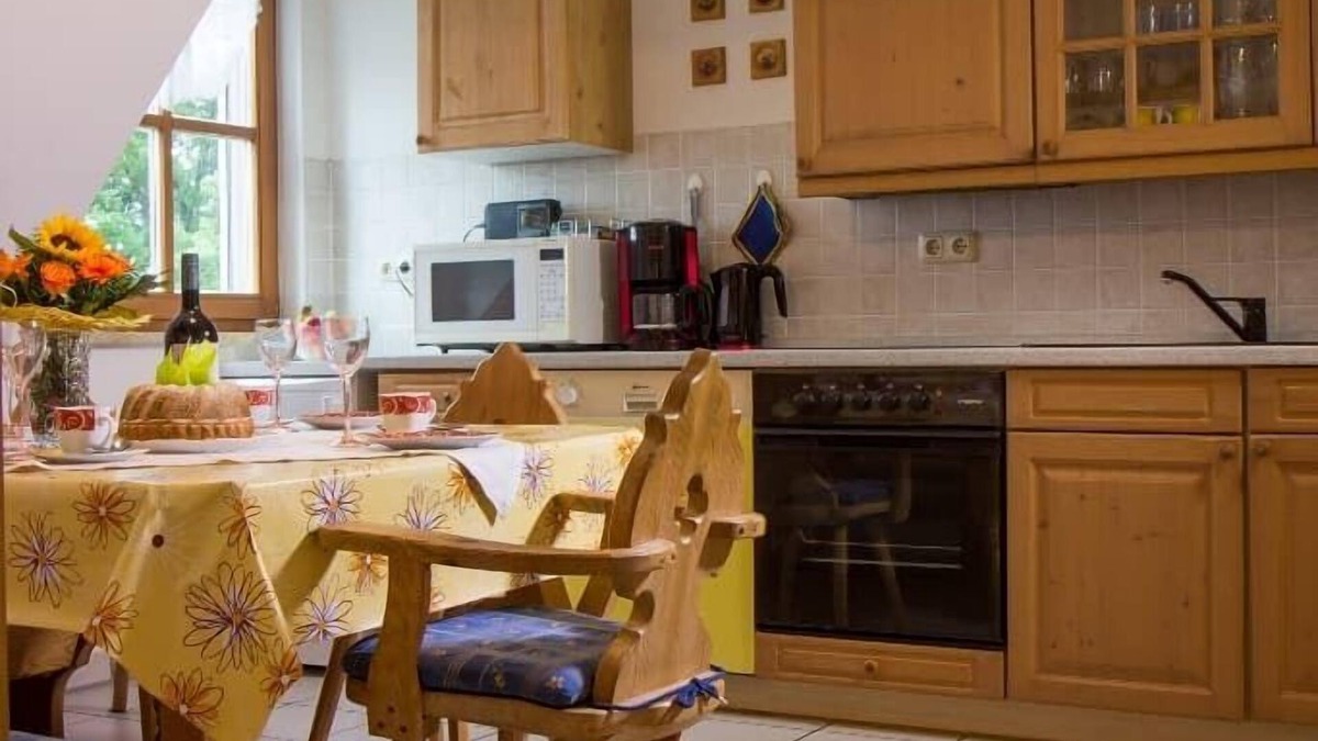 Neualbenreuth Apartment | Geräumige 92qm Ferienwohnung mit Balkon für 4 Personen