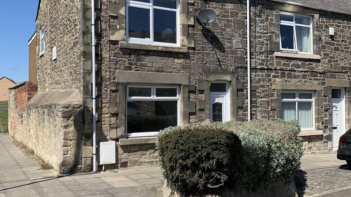 Amble House | Gertie's Getaway - stunning 3 bed cottage close to beach - pet friendly