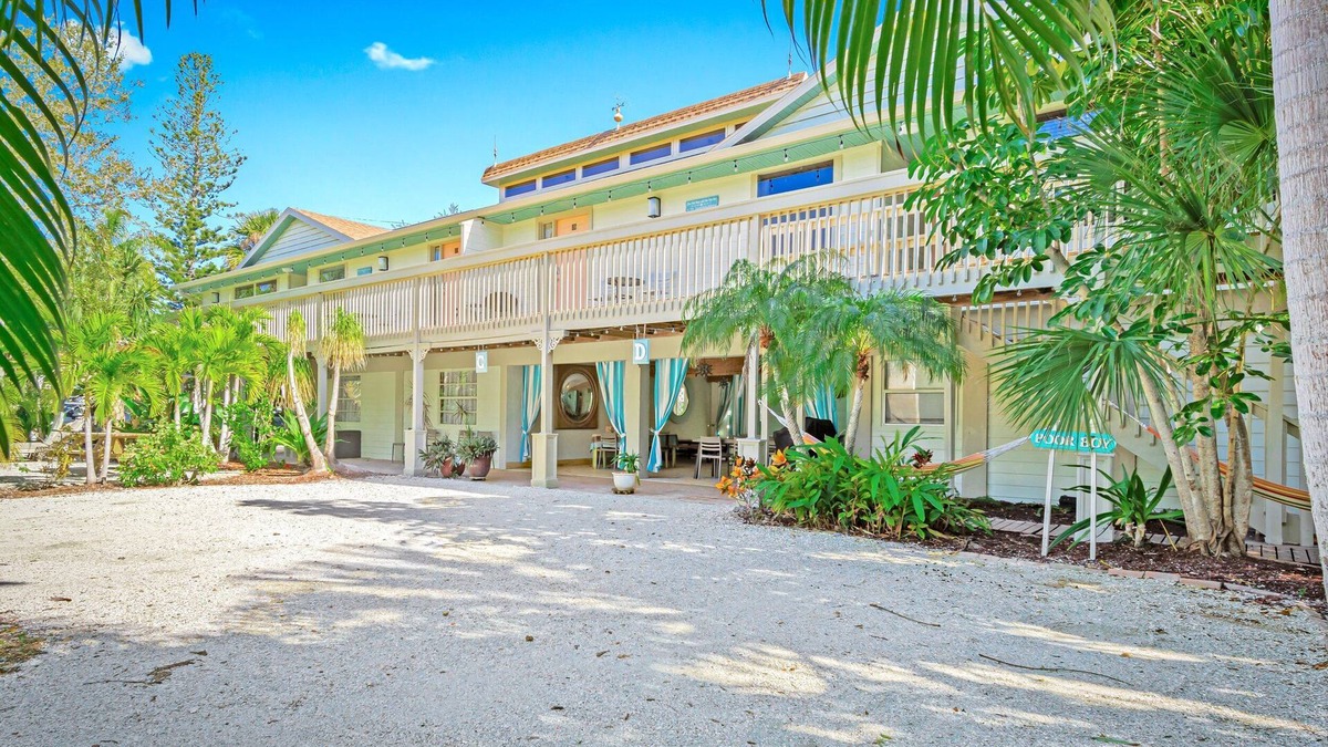 Siesta Key Apartment | Gertrude's Siesta | 100% Private, 8-steps to Beach Path! 4-min Dining & Music! Snorkeling, Sunsets!
