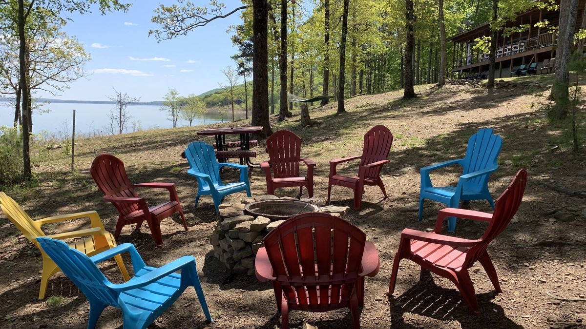 Quitman House | Get away from EVERYTHING! Secluded from the world. 300ft Water Front Log Cabin.