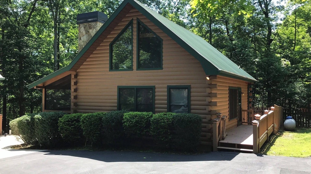 Blue Ridge House | Get away from it all in this cozy cabin nestled in the woods.