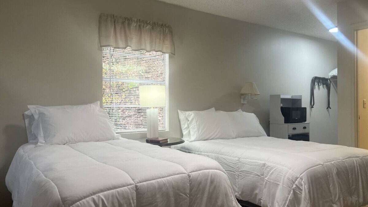 Waynesboro Hotel | Get away to Creeks Bend Room 61
