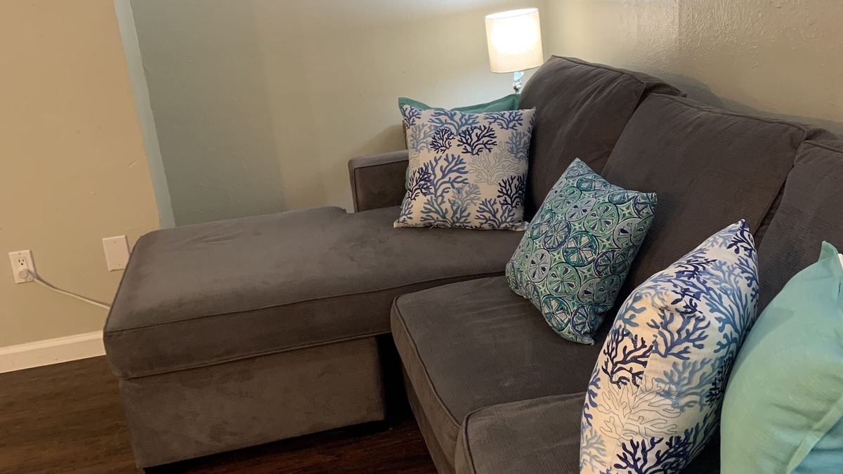 Bay Area Condo | Get it while you can. Feels like home. Roomy condo full kitchennn