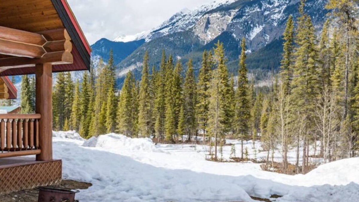 Golden Cabin | Getaway Cabin Ideal For Groups Exploring Rockies