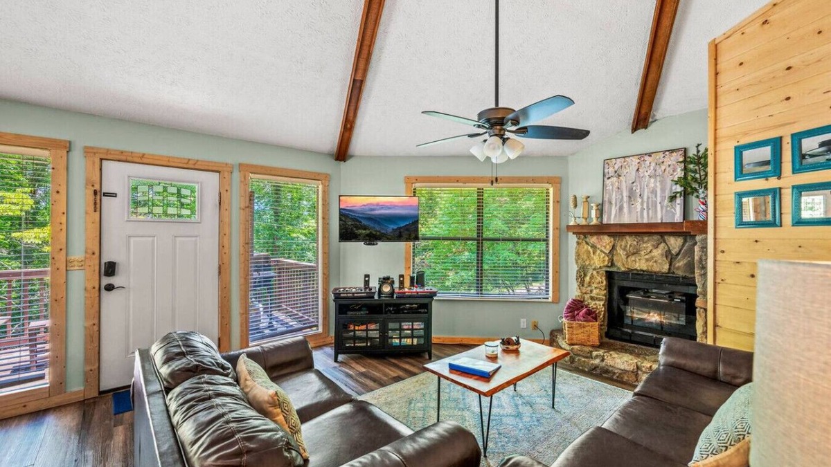 Gatlinburg - Pigeon Forge Cabin | Getaway Chalet: 5 Mins to Gatlinburg* Hot Tub + Fireplace + Games