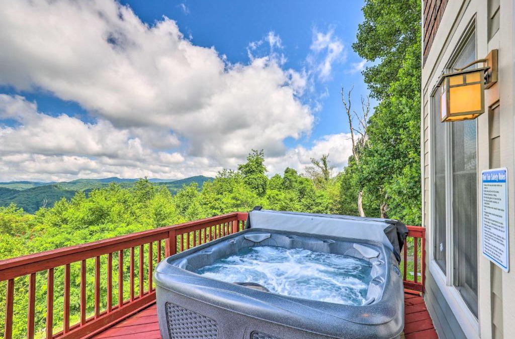Wolf Laurel House | Getaway Chalet in Mars Hill with Hot Tub and Views!
