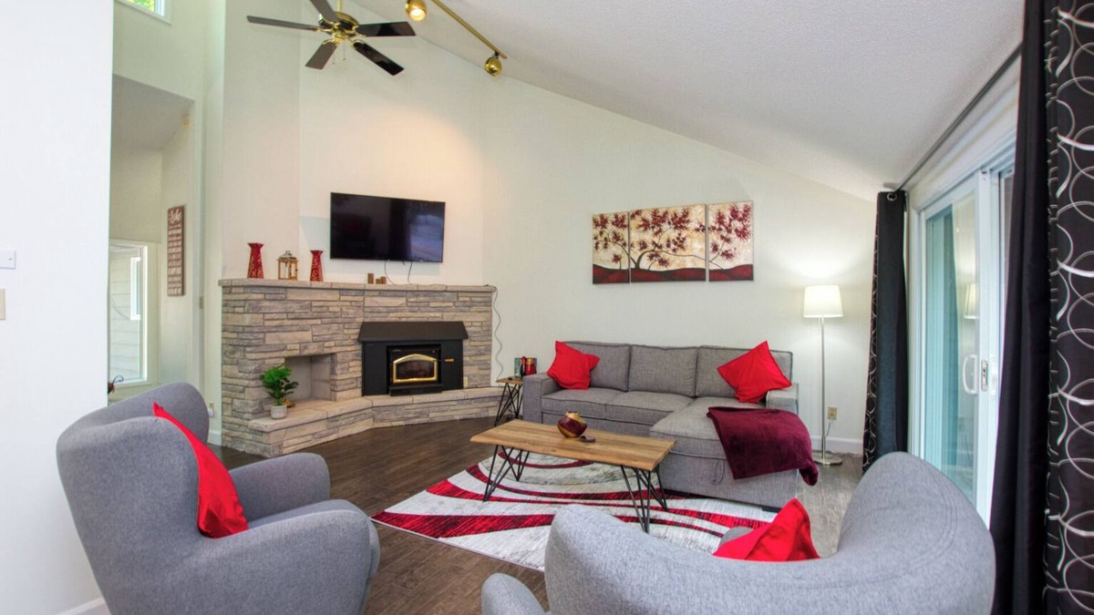 Tiny House | Getaway To Serenity w/Hot Tub & Game/Sun Room - 10 Min Walk to Beach!