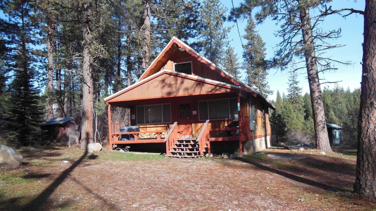Garden Valley Cabin | Getaway to the Mountains in the Cozy Rustic Cabin