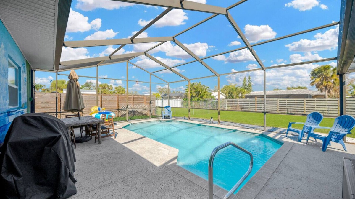 Gulf Gate Estates House | Getaway w/Heated Pool & fence by Siesta Key Beach