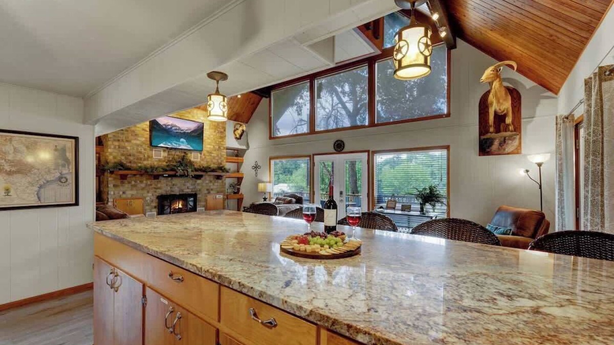 New Braunfels House | Gettin' Guada Loopy With Hot Tub & Riverfront
