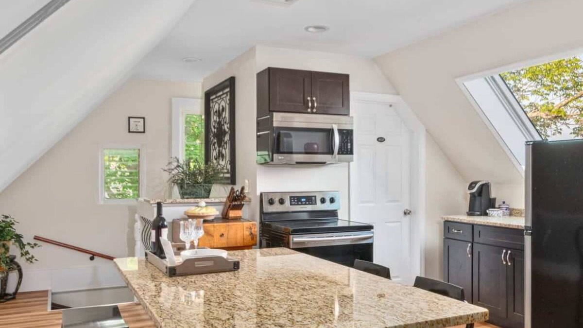 Beverly Condo | *Ghostly 2BR Halloween Home|Salem+Beverly|Parking