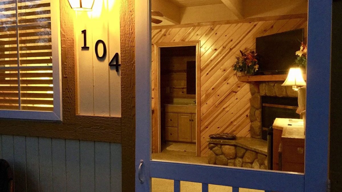 Running Springs Hotel | Giant Oaks Lodge