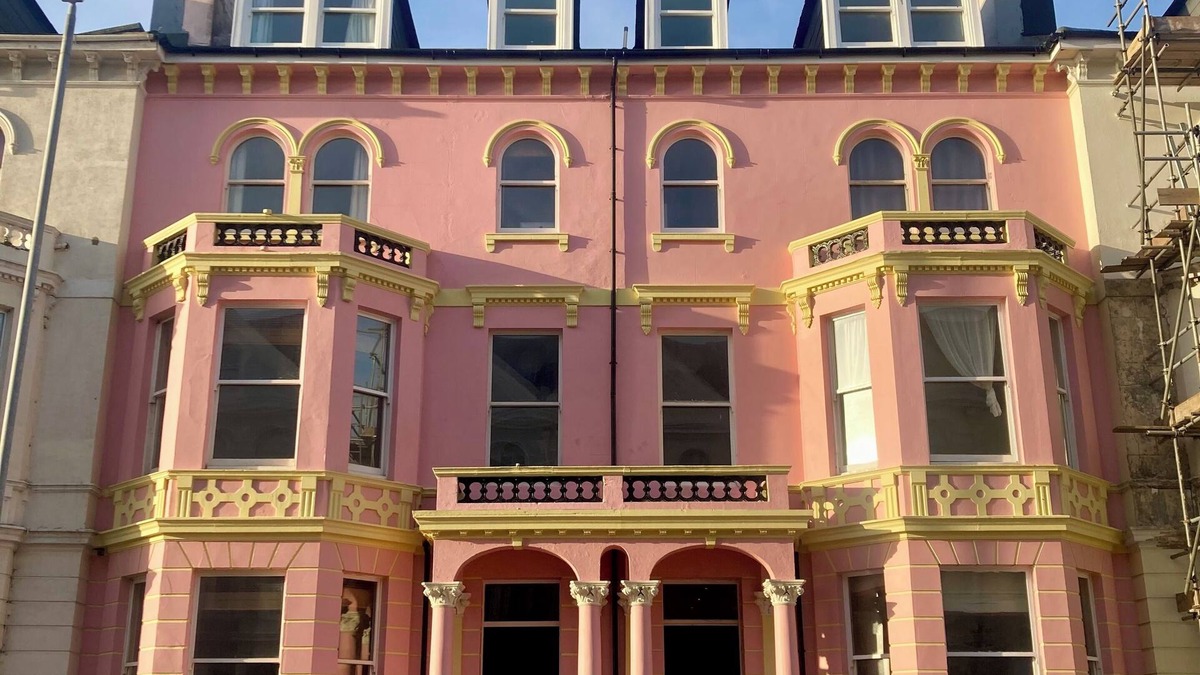 Eastbourne City Centre Villa | Giant Seafront Palace, Town, Walled Garden, Super King Bedroom Suites, & Parking