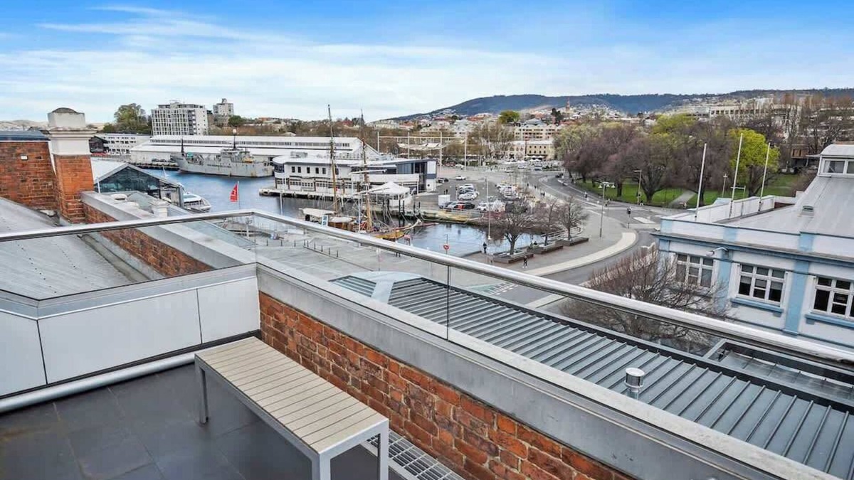 Sullivan's Cove Apartment | Gibson's Mill Penthouse with private balcony - 302