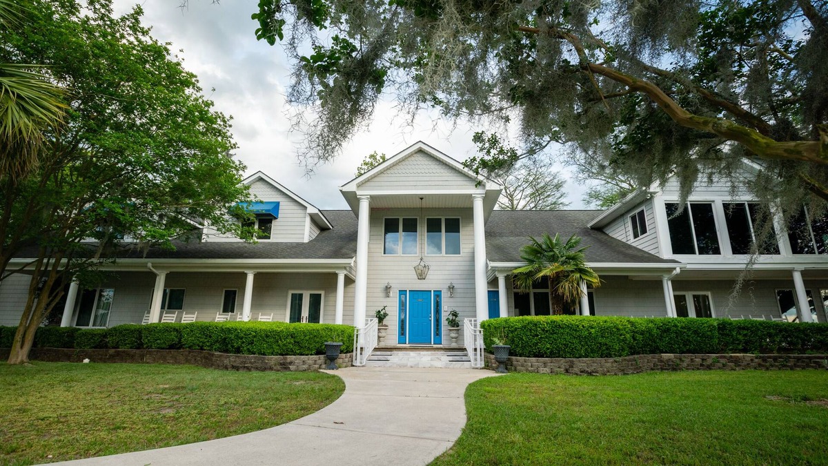 White Lake House | GilligansIslandResort.com White Lake Mansion w/Pvt Pier & Boat Dock Sleeps 18