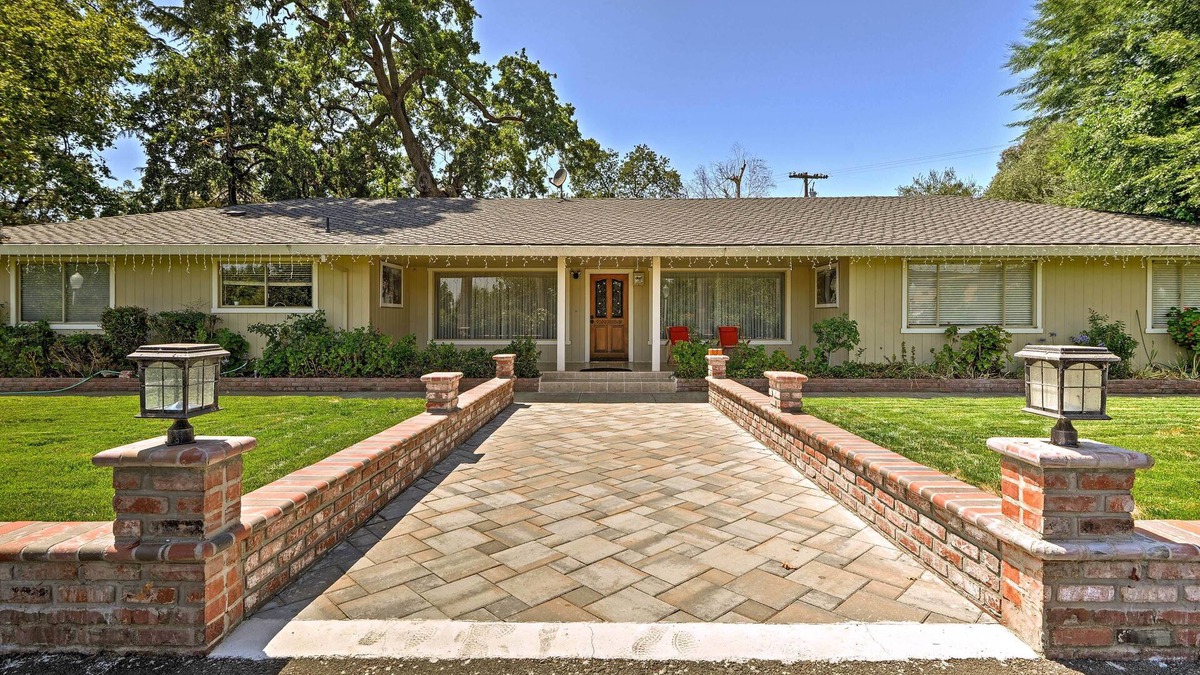 Gilroy House | Gilroy Home w/Deck on 20 Acres, 7 Mi to Downtown!
