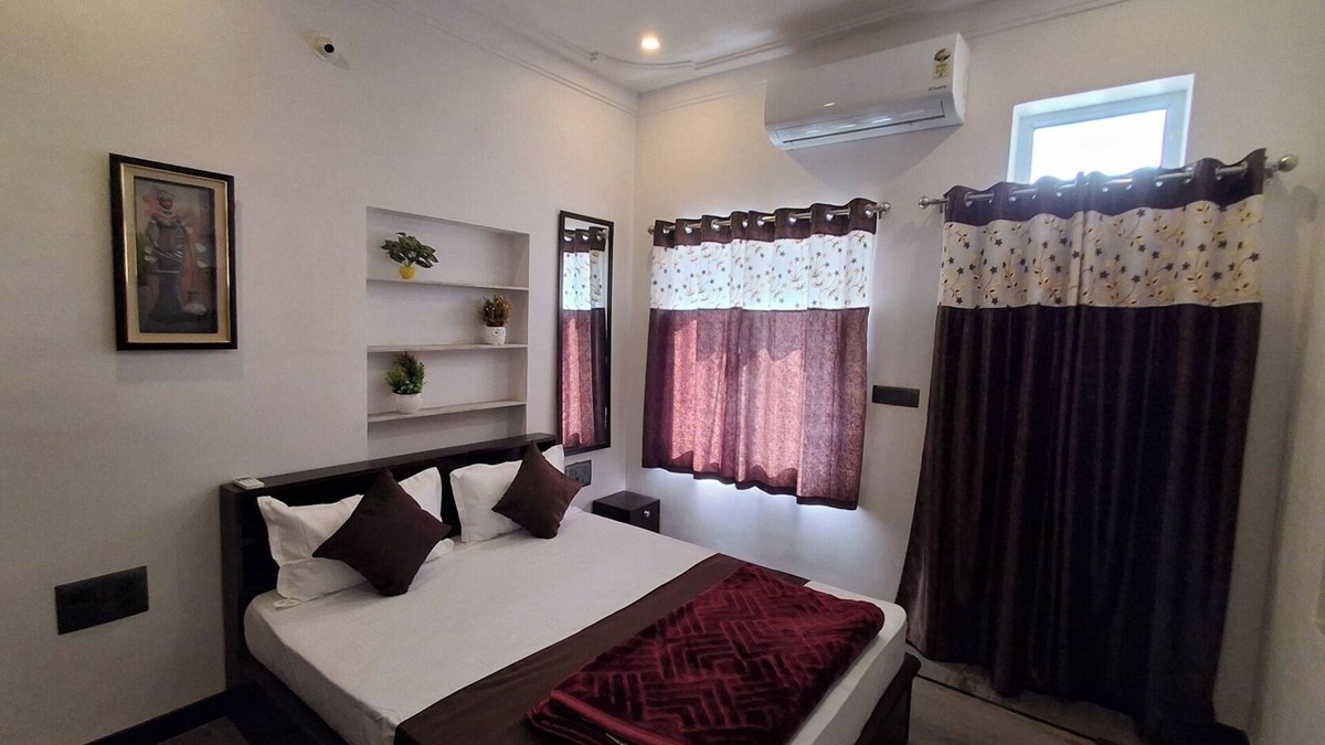 Lake Swaroop Sagar House | Gitanjali Homestay Lakeside Udaipur