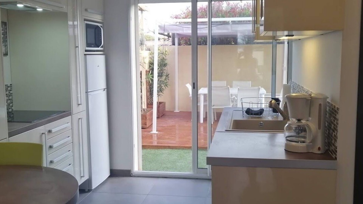 La Crau House | Gîte 1 bed, sleeps 3, garden and parking, small swimming pool, 15 mins from the sea.