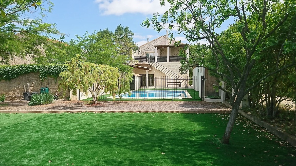 Le Somail Cottage | Gîte, 102 m2, large private terrace. Swimming pool/parking area on the property