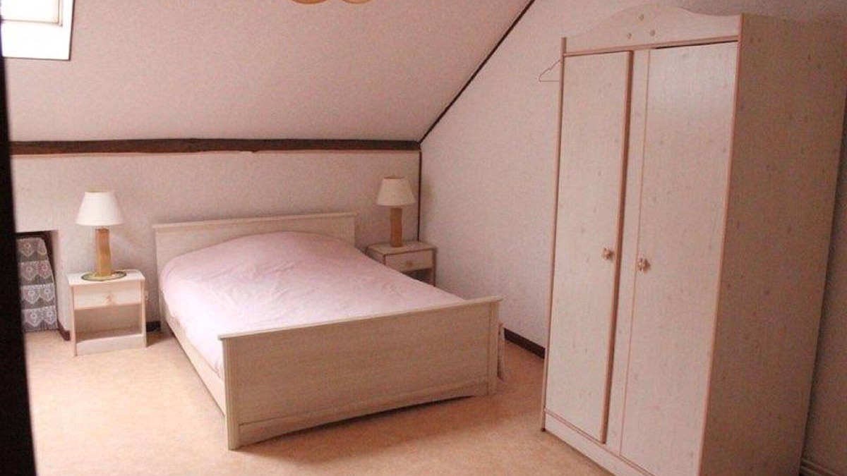 Chateau-Verdun House | Gite 2 - Le Cairn: Bed and Breakfast