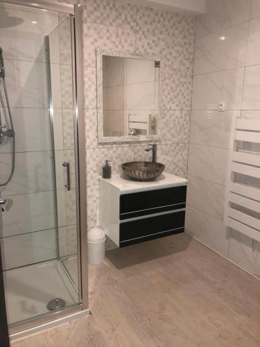 Jujurieux Apartment | Gite 3 étages dans ruelle au calme