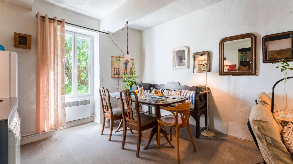 Crestet House | Gîte 37 - The Blue Flower at the Foot of Mont Ventoux