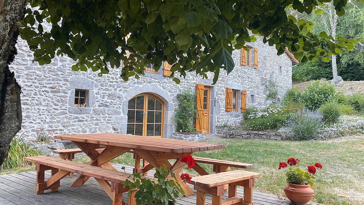 Fayet-Ronaye House | Gite 4⭐️en Auvergne, in the heart of nature, linen included, sleeps 12