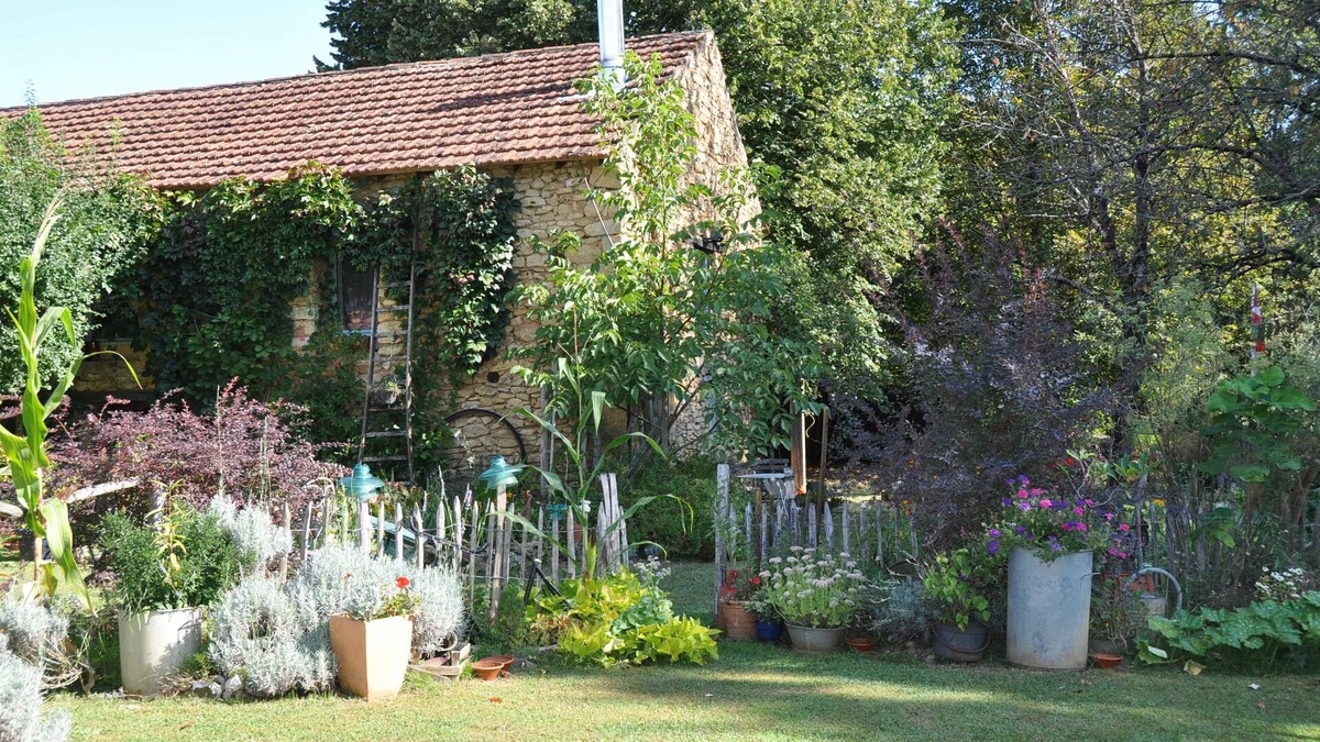 Tremolat House | Gite 4 pers. Dordogne surrounded by trees and close to a traditional inn