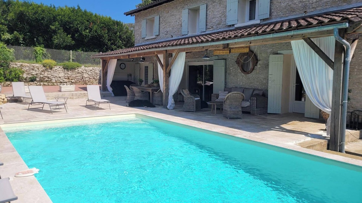 Savignac-les-Eglises Villa | Gite 7 Personnes Piscine Privée. Animaux de Compagnie Acceptés