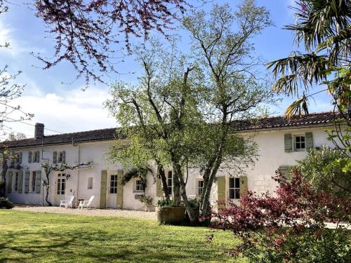 Saint-Simon-de-Pellouaille House | Gite avec piscine et grand jardin