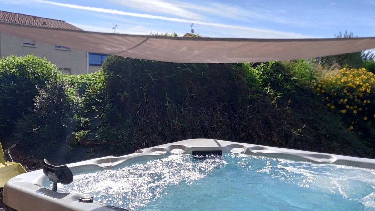 Cholet Cottage | Gîte 'Chez Gwen Et Flo' with Shared Terrace, Shared Garden, and Wi-Fi