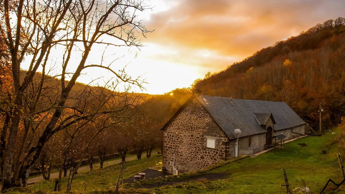 Oradour House | Gite de Rochebrune, Évasion et Déconnexion au Cœur des Monts du Cantal