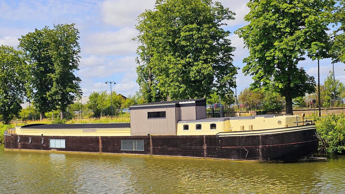 Saint-Omer Boat Rental | Gîte de groupe sur l'eau - Barge in Saint-Omer at the gateway to the Marais Audomarois
