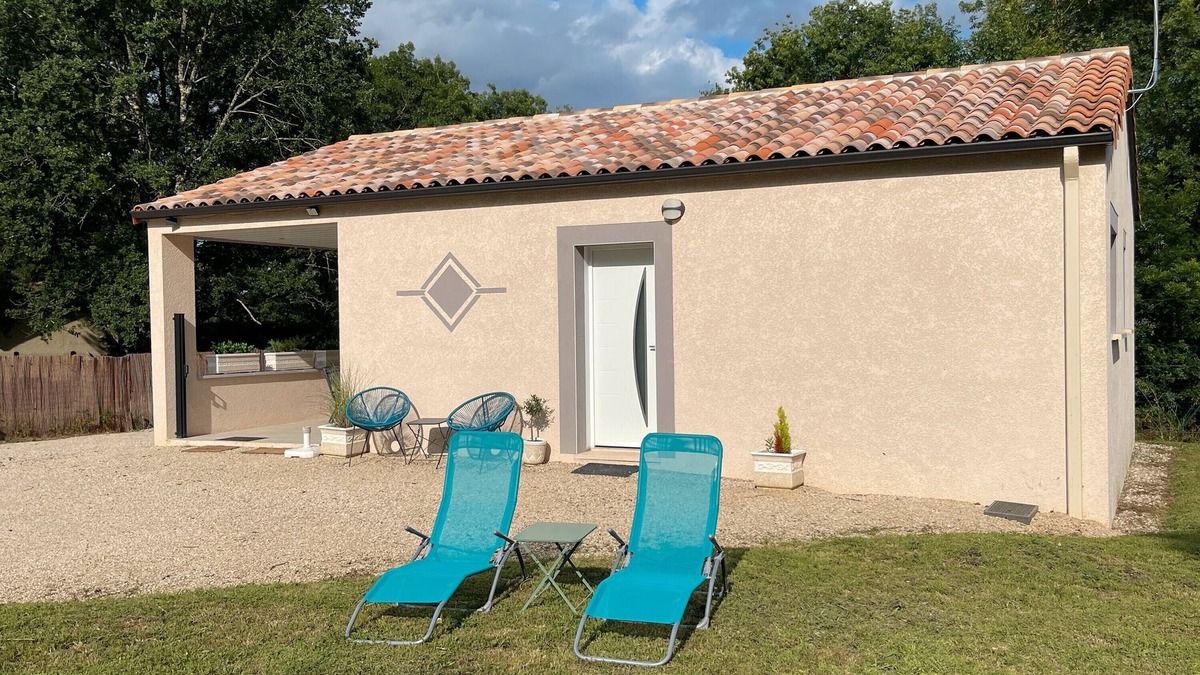 Septfonds House | Gîte De La Fontaine with Jacuzzi, Just Steps from the Village