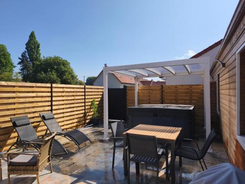 Rodelinghem House | Gite de la perle rouge "jacuzzi privatif"