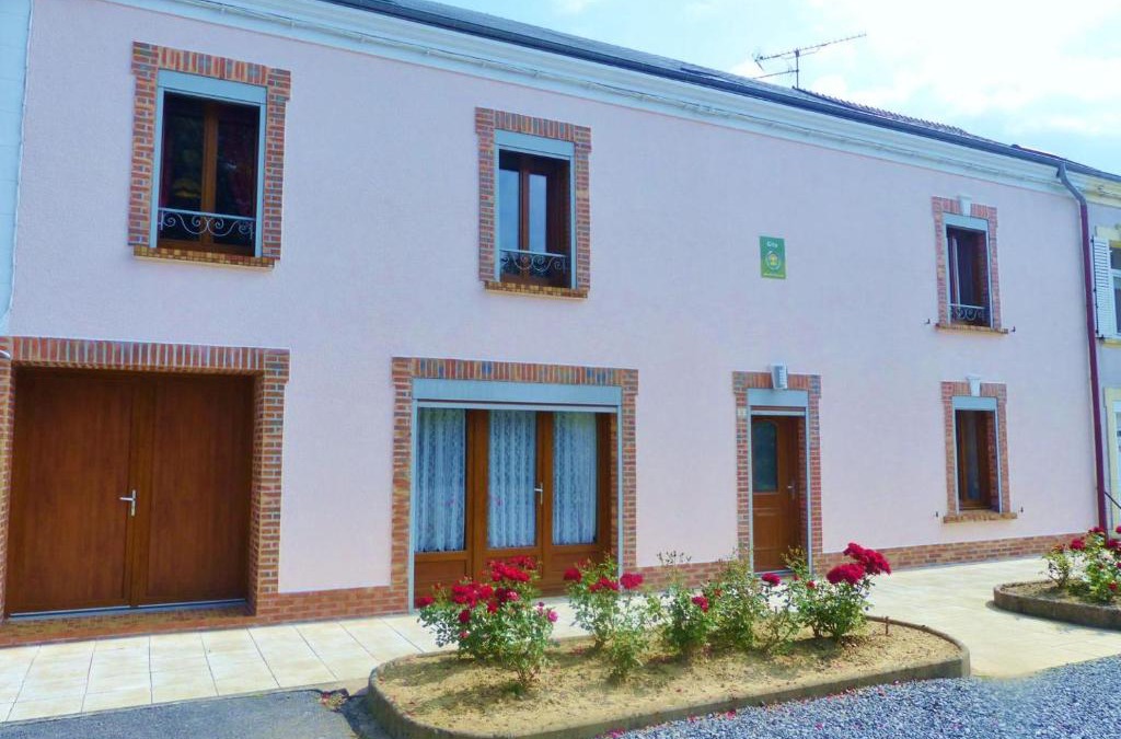 Rocroi House | Gite de vieille maison rouge