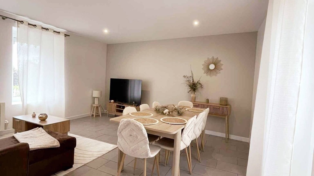 Troarn Cottage | Gîte-Family-Ensuite with Bath-Garden view