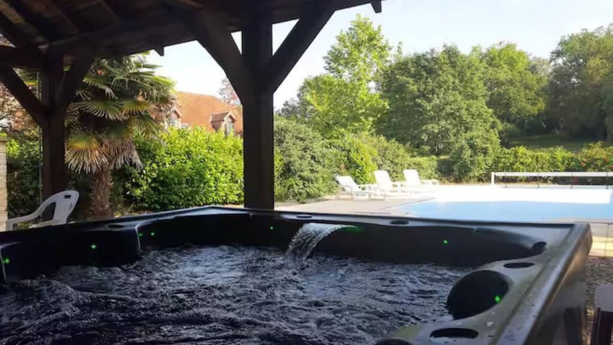 Martel Bed & Breakfast | Gite for 25 people with swimming pool and jacuzzi