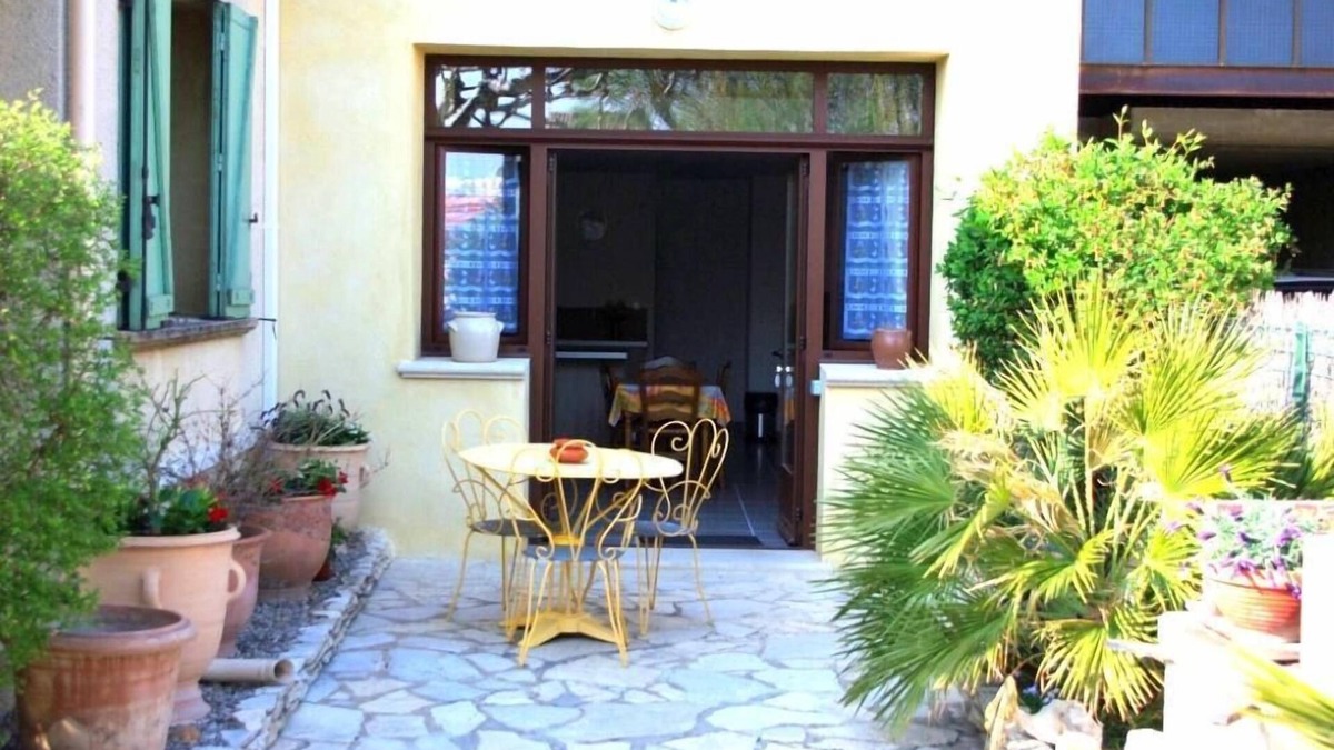 Saint-Saturnin-les-Avignon Cottage | Gite 2/3 persons in Provence, 10 km from Avignon.