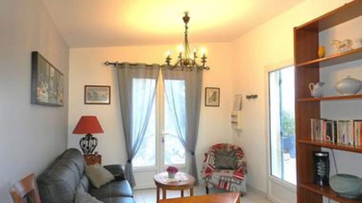 Laree House | Gîte 'Gite Isis' with Private Terrace, Shared Garden and Wi-Fi