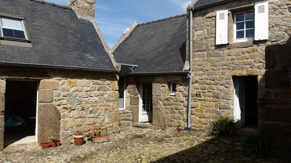 Porspoder House | Gite in 17th century barge house, sea 800 m away, pets welcome