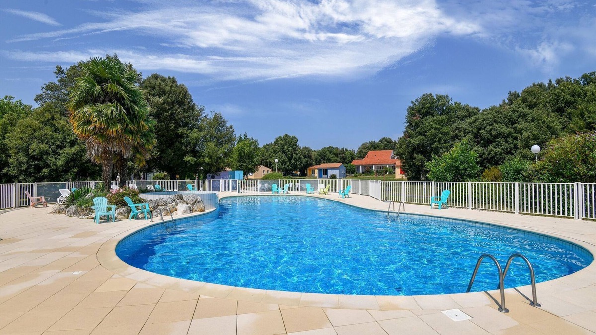 Saint-Savinien House | Gîte in a holiday park with pool